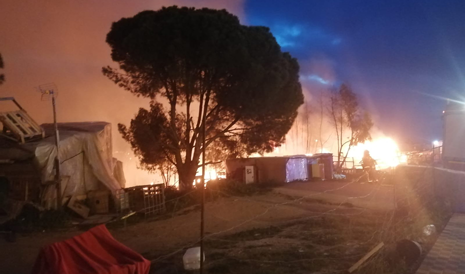 Incendio en asentamiento chabolista en Palos de la Frontera.